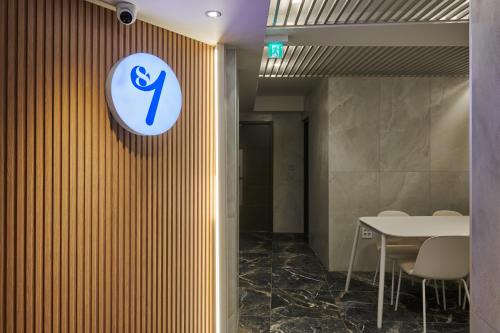 eight rest hostel jong no