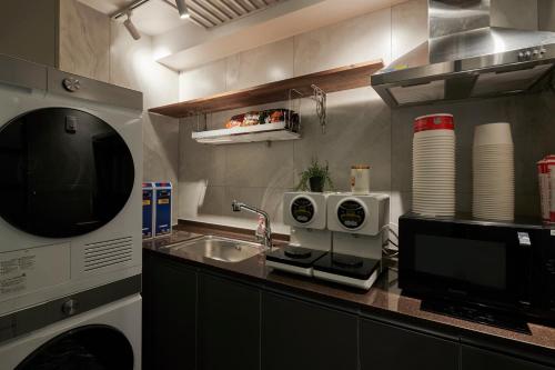 eight rest hostel jong no