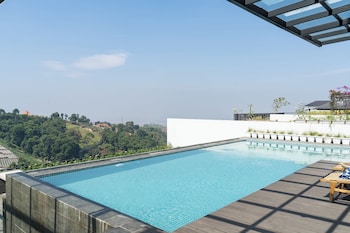 Beverly Hill Mountain View Villa 8Br,Jalan Resort Dago Pakar Raya No.122,4 star