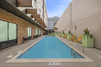 home2 suites by hilton riverside downtown convention center