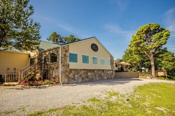 whispering woods cabins and grill