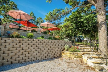 whispering woods cabins and grill