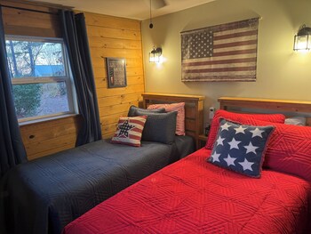 whispering woods cabins and grill