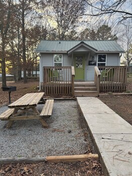 whispering woods cabins and grill