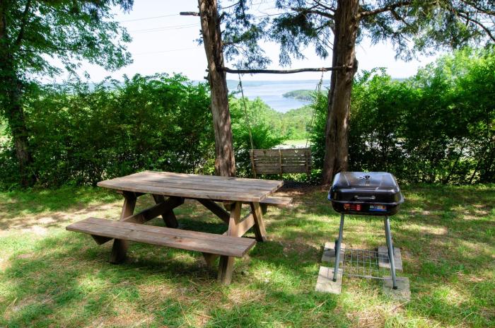 whispering woods cabins and grill