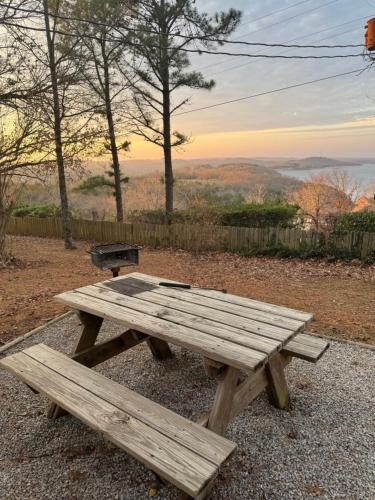 whispering woods cabins and grill