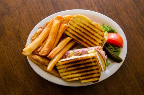 whispering woods cabins and grill