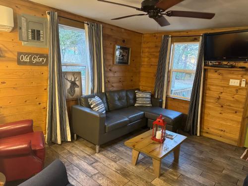 whispering woods cabins and grill