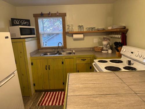 whispering woods cabins and grill