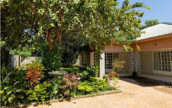 hungwe house victoria falls