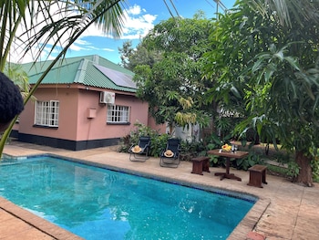 hungwe house victoria falls
