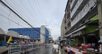 beat warii hostel at chaophraya river