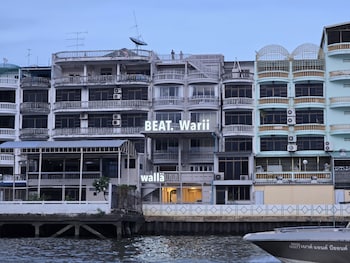 beat warii hostel at chaophraya river