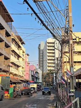 beat warii hostel at chaophraya river