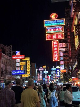 beat warii hostel at chaophraya river