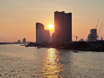 beat warii hostel at chaophraya river