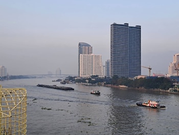 beat warii hostel at chaophraya river
