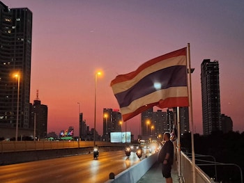 beat warii hostel at chaophraya river