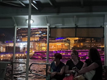 beat warii hostel at chaophraya river