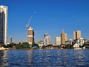 beat warii hostel at chaophraya river