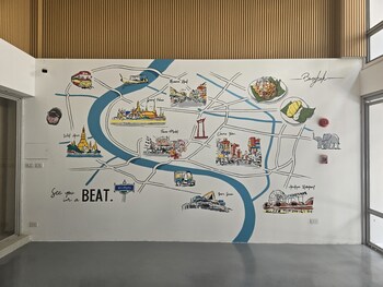 beat warii hostel at chaophraya river