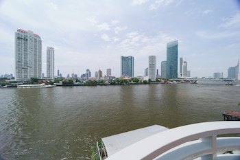 beat warii hostel at chaophraya river