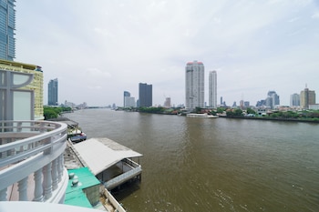 beat warii hostel at chaophraya river
