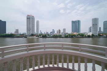 beat warii hostel at chaophraya river