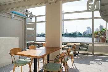 beat warii hostel at chaophraya river