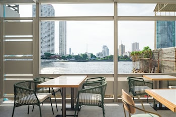 beat warii hostel at chaophraya river