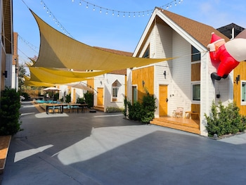 moon in 9 haus cafe and villas