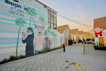 moon in 9 haus cafe and villas