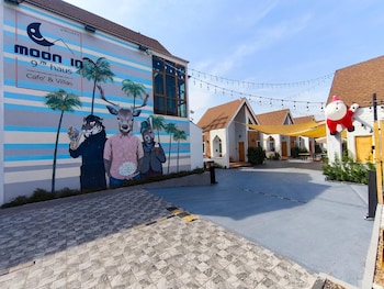 moon in 9 haus cafe and villas