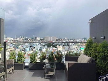 otis apartment 33 tran ke xuong rooftop view