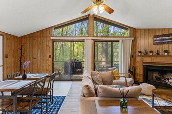 2 bedroom cabin hot tub fireplace ps5