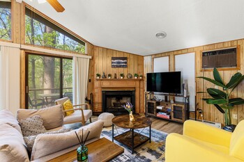 2 bedroom cabin hot tub fireplace ps5