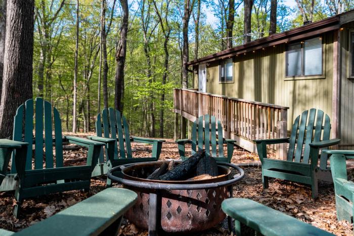 2 bedroom cabin hot tub fireplace ps5