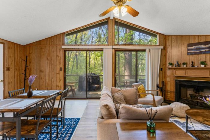 2 bedroom cabin hot tub fireplace ps5