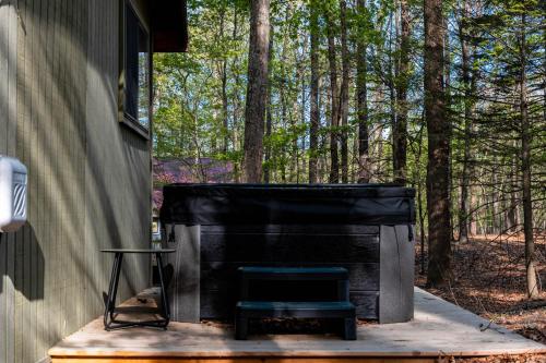 2 bedroom cabin hot tub fireplace ps5