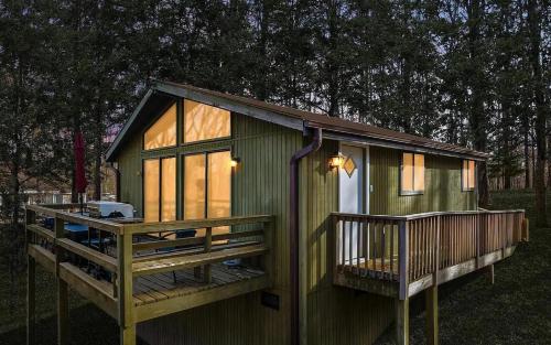 2 bedroom cabin hot tub fireplace ps5