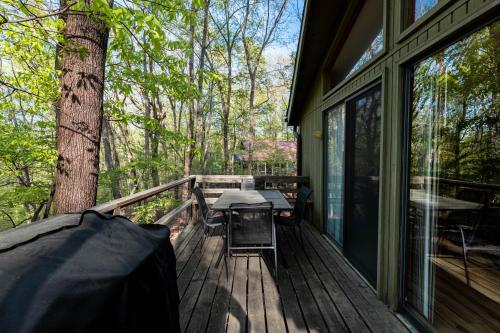 2 bedroom cabin hot tub fireplace ps5