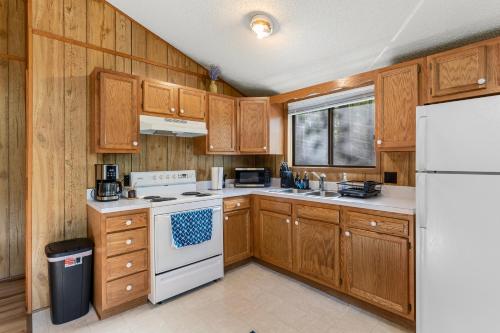 2 bedroom cabin hot tub fireplace ps5