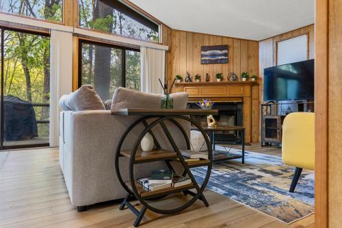 2 bedroom cabin hot tub fireplace ps5