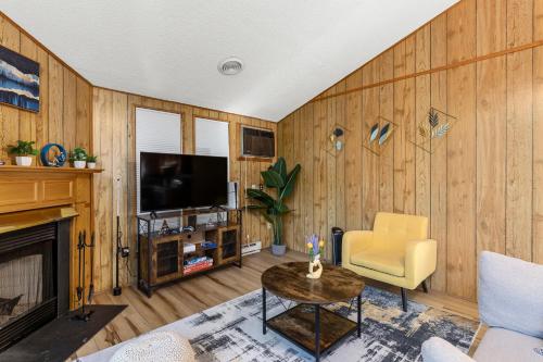 2 bedroom cabin hot tub fireplace ps5
