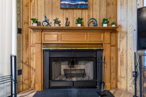 2 bedroom cabin hot tub fireplace ps5