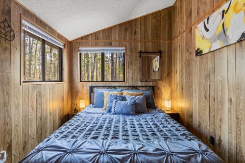 2 bedroom cabin hot tub fireplace ps5