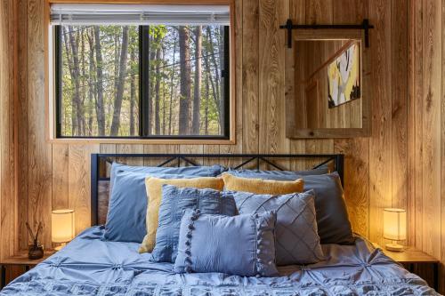 2 bedroom cabin hot tub fireplace ps5