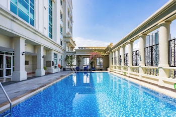 free pool the manor luxury condotel