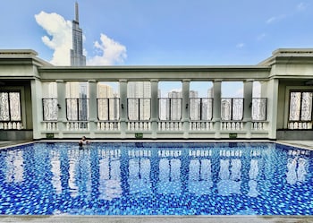 free pool the manor luxury condotel