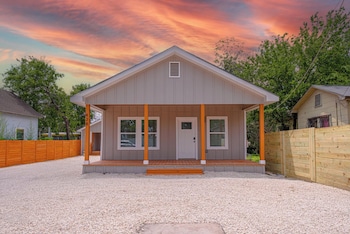 vibrant 4br 3ba oasis near happy downtown